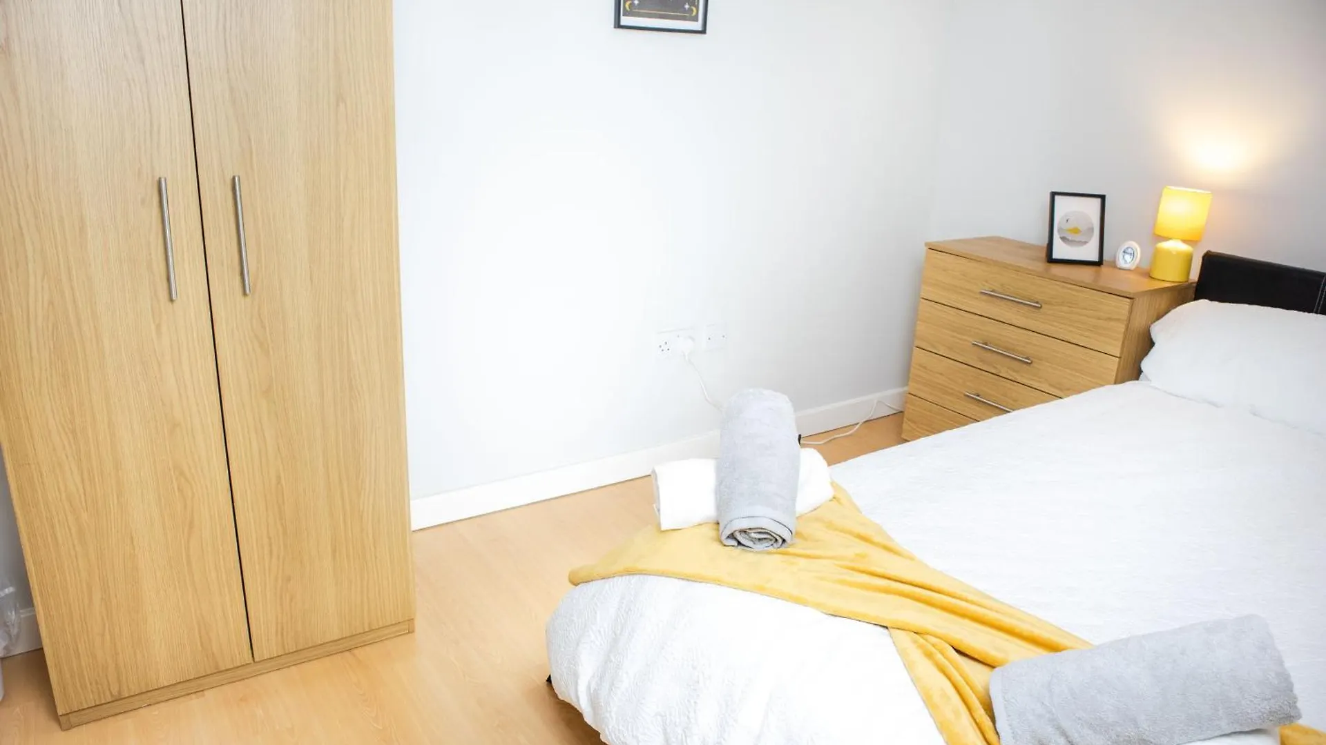 Central 2 Bed Apartment - Leeds City Centre - For Relocators, Professionals  Leeds (West Yorkshire)