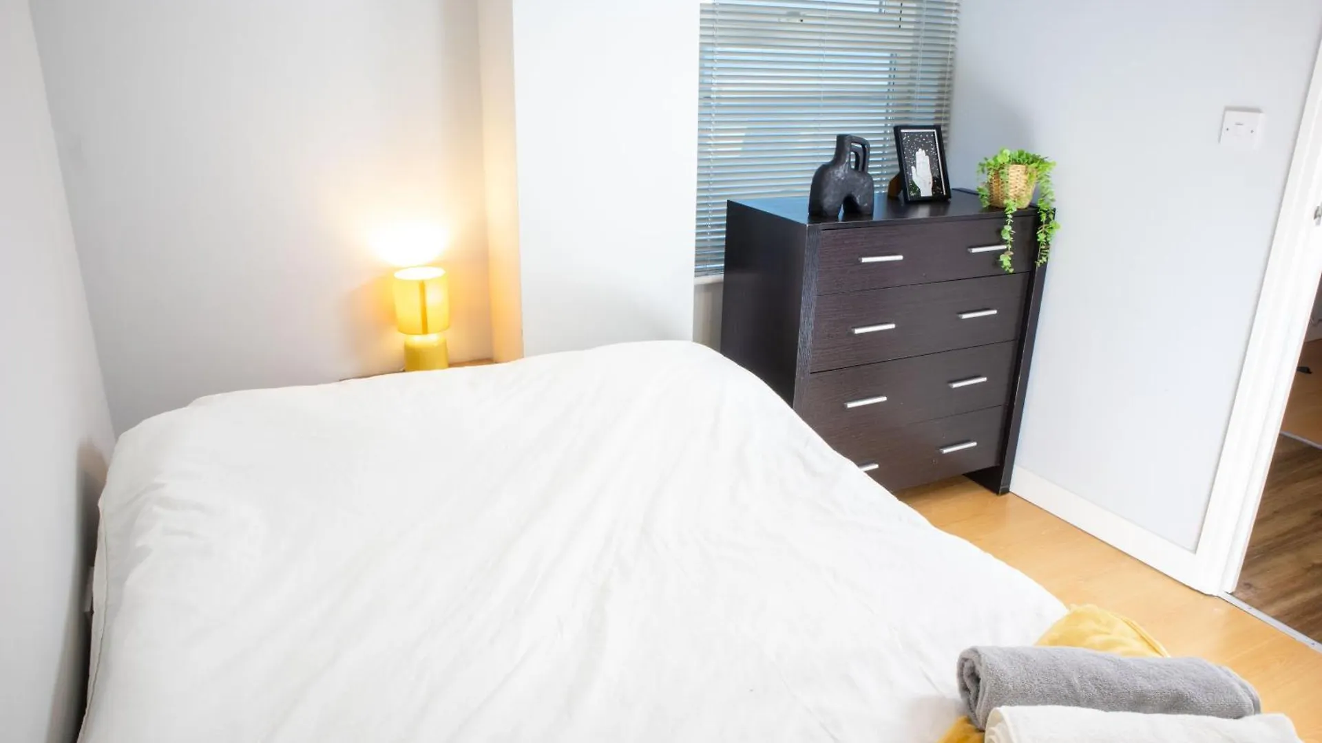 Central 2 Bed Apartment - Leeds City Centre - For Relocators, Professionals  Leeds (West Yorkshire)