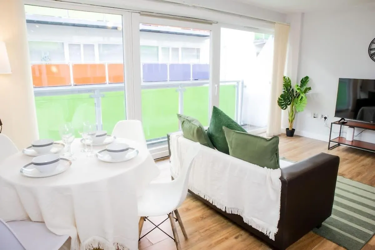 Central 2 Bed Apartment - Leeds City Centre - For Relocators, Professionals