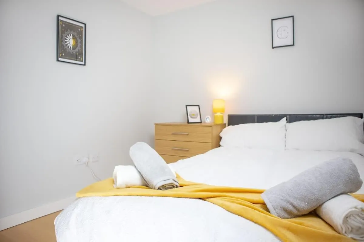Central 2 Bed Apartment - Leeds City Centre - For Relocators, Professionals