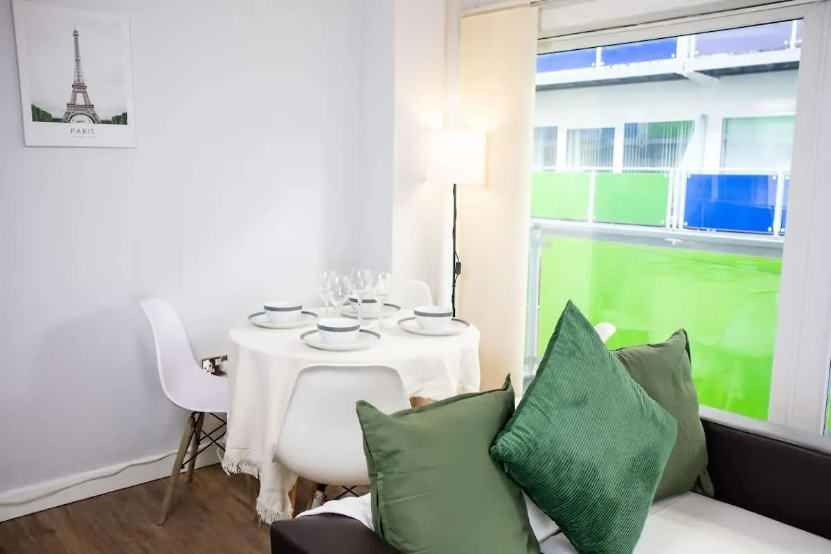 Central 2 Bed Apartment - Leeds City Centre - For Relocators, Professionals